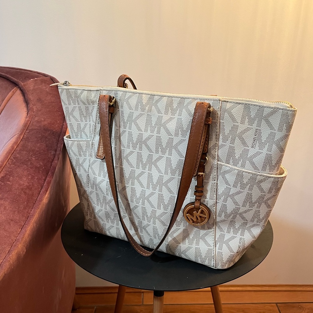 Michael Kors Jet Set East West Signature Logo Top Zip Tote Bag in Vanilla/Acorn